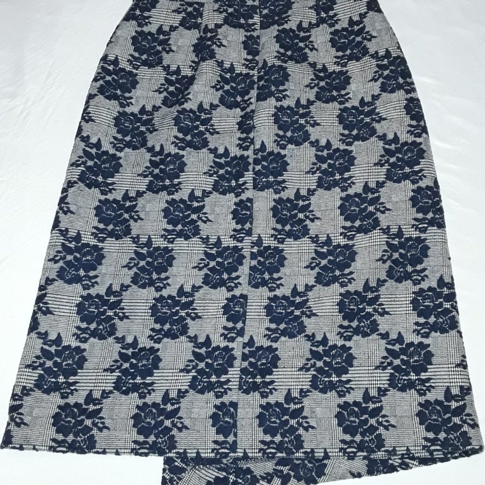 Women's halogen flower plaid blue gray pattern size 6 black zip 28 1/2 in skirt